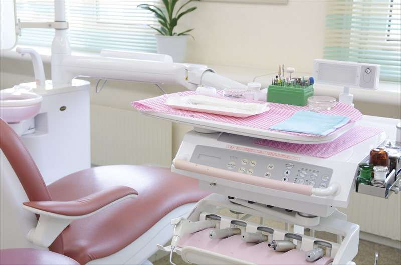 接着性の高い新素材による虫歯治療で再発防止と審美性を追求